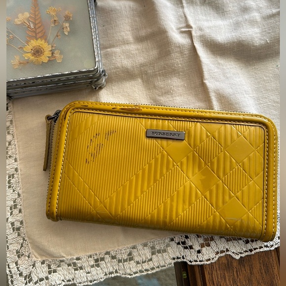 AUTHENTIC VINTAGE BURBERRY ZIPPY WALLET - Picture 1 of 11